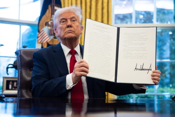 Trump super colpo di scena: “Stop ai dazi per tre mesi, ad eccezione di Cina, Messico e Canada”
