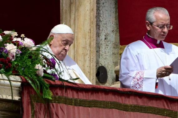 Il Papa alla benedizione Urbi et Orbi: “Appello per la pace, non si fa con il riarmo”. Poi il pontefice saluta i fedeli in papamobile a San Pietro